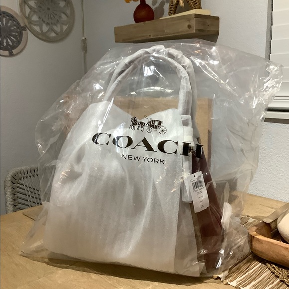 Coach - Picture 4 of 9